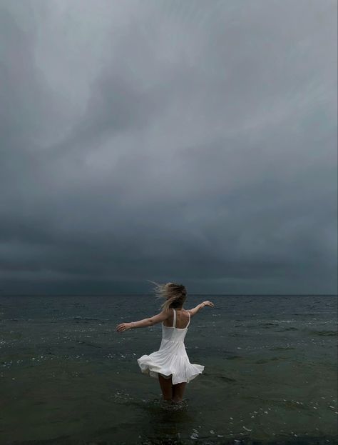 Rainy Lake Photoshoot, Photo Shoot In The Rain Ideas, Senior Pictures Rainy Day, Windy Day Photoshoot, Senior Picture Ideas Cloudy Day, Cloudy Photoshoot Ideas, Cloudy Weather Photoshoot, Gloomy Day Beach Photoshoot, Pictures In Rain Photo Ideas