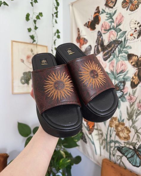 Hippy Shoes, Sophie Seddon, Hippie Shoes, Hippie Sandals, Mode Hippie, Earthy Outfits, Funky Shoes, Shoe Inspo, Aesthetic Shoes