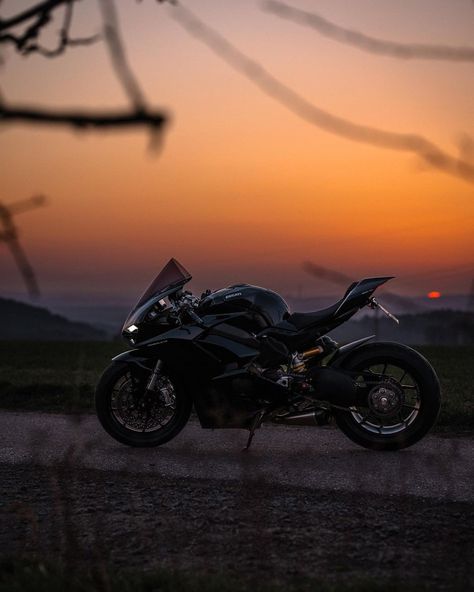 Sunsets are beautiful just like a Ducati. ~ by layed_black on IG! . #Ducati #V4 #Suoerbike #Bikes #Bikelife #Motorcycle #Ridenandrides #Sunsets Ducati Black, Motor Aesthetic, Bike Sunset, Ducati V4, Ducati Motorbike, Ducati Supersport, Image Moto, Bike Aesthetic, Motorcycle Wallpaper