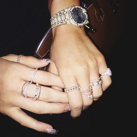 Kylie Jenner Is Obsessed With This LA Jewelry Brand: (http://la.racked.com/2015/9/2/9244335/kylie-jenner-shay-jewelry) Kylie Jenner Watch, Kylie Jenner Jewelry, Kylie Jenner Rings, Style Kylie Jenner, Bracelet Cartier, Moissanite Bridal Sets, Crescent Moon Earrings, King Kylie, Morganite Engagement