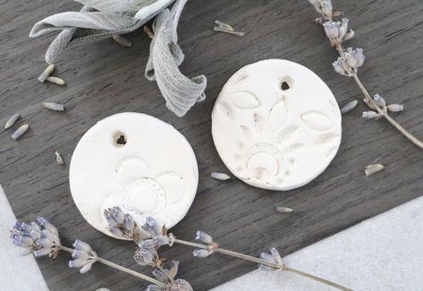 How To Make Clay Diffuser Pendants Diy Oil Diffuser, Clay Diffuser, Diy Essential Oil Diffuser, Diffuser Diy, Fun Diy Craft Projects, Diy Air Freshener, Make A Room, Weekend Crafts, Girl Crafts