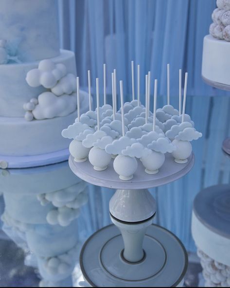 Cloud Theme Party, Cloud Baby Shower Theme, Cloud Party, Classy Baby Shower, Cloud Theme, Idee Babyshower, Baby Shower Theme Decorations, Moon Baby Shower, Baby Gender Reveal Party