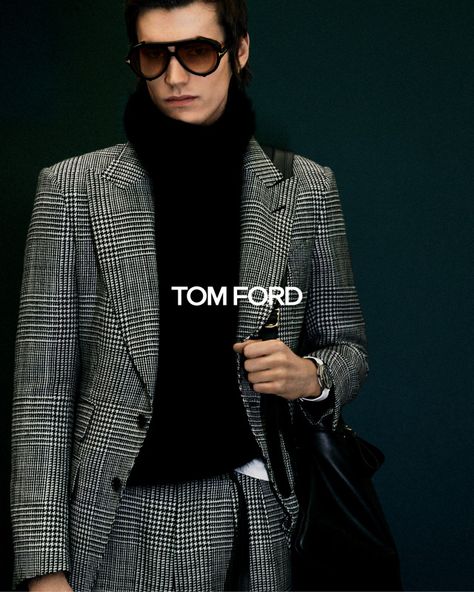 TOM FORD - Signature TOM FORD tailored looks from the AW20... Tom Ford Outfit, Tom Ford Menswear, Suits And Sneakers, Grey Hair Men, Tom Ford Clothing, Black Toms, Tom Ford Suit, New York Poster, Estilo Country