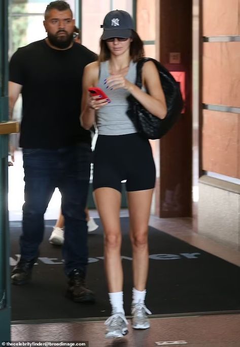 Kendall Jenner Biker Shorts, Kendall Jenner Shorts Outfit, Kendall Jenner Active Wear, Kendall Workout Outfit, Kaia Gerber Street Style Workout, Kendall Summer Outfits, Kendall Jenner Converse, Kendall Jenner Style 2024, Kendall Jenner Gym Outfits