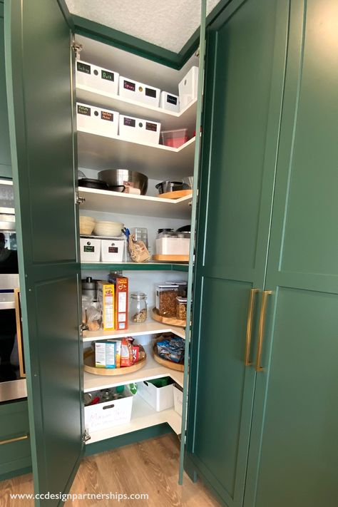 A kitchen corner pantry. An efficient design to get the most out of your kitchen corners. Corner Kitchen Design Layout, Reach In Corner Pantry, Pantry Ideas For Corners, Full Length Corner Kitchen Cabinet, Corner Wall Pantry, Corner Pantry Cupboard Ideas, Getting Rid Of Corner Pantry, Corner Kitchen Cabinet Floor To Ceiling, Blind Corner Pantry Solutions