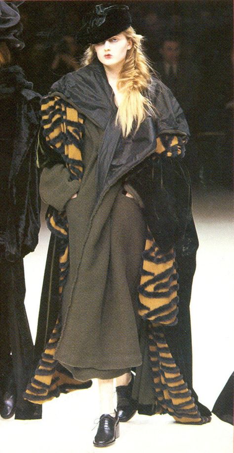 Yohji Yamamoto Autumn/Winter 1999 Yoji Yamamoto, Deconstruction Fashion, Japanese Fashion Designers, Moda Paris, 1990s Fashion, Nice Style, John Galliano, Clothing Hacks, Dark Fashion