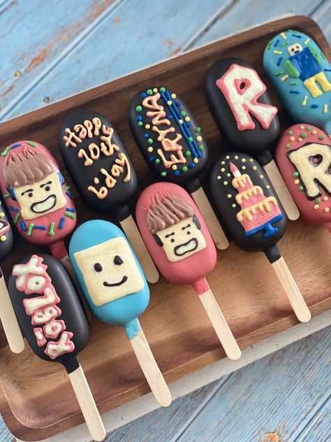 Roblox Cakesicles, Roblox Cake Pops, Roblox Themed Birthday Party, Cakesicles Ideas, Roblox Birthday Cake, Lego Ninjago Birthday, Roblox Birthday Party, Video Game Cakes, Roblox Party