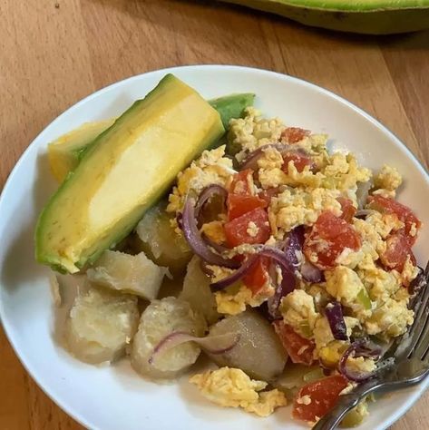 Dominicano Recipes, Healthy Lunch Snacks, Dominican Food, Easy Healthy Lunches, Hispanic Food, Herbalife Nutrition, Dinner Is Served, Lunch Snacks, Diet And Nutrition