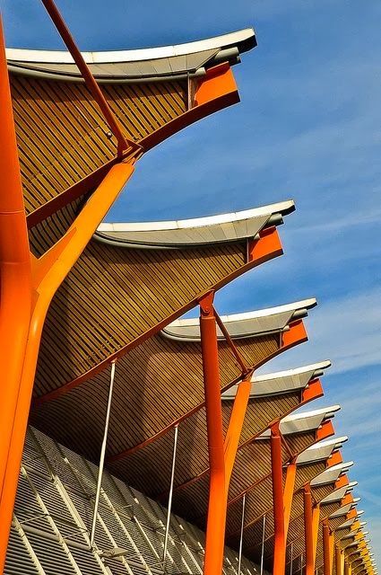 Diseño RIchard Rogers. Aeropuerto Barajas, Madrid. Stadiums Architecture, Iberia Airlines, Structural Expressionism, Expressionism Architecture, Richard Rogers, Airport Design, Polycarbonate Panels, Santiago Calatrava, Norman Foster