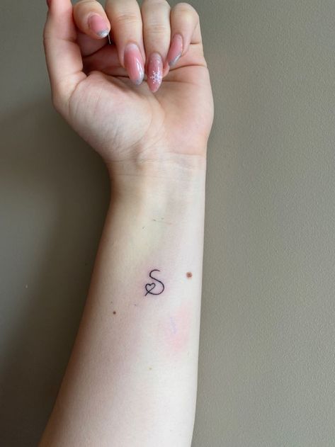 Minimalistic Initial Tattoo, Letter S Tattoos For Women, Minimal Tattoo Initials, S Letter Tattoos For Women, Minimalist Tattoo For Husband, Initial S Tattoo Ideas, Letter S Tattoo Ideas Initials, Minimalist Initial Tattoo, S Tattoo Letter Design For Women