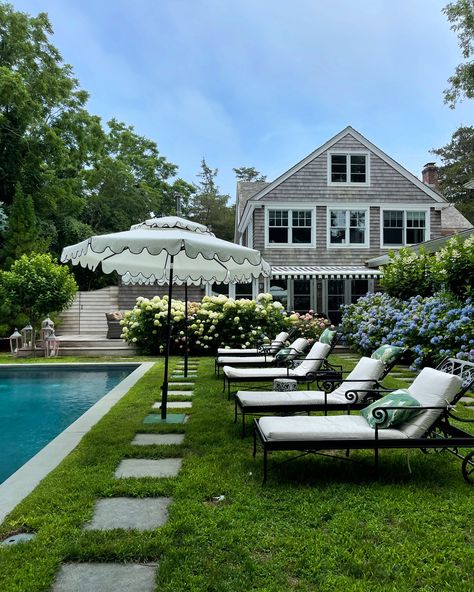 Throwback to a very Hamptons Summer with my favorite New Yorkers @kismet_hamptons ✨ Highly recommend a summer stop at this perfect coastal oasis 🫶 East Hamptons Aesthetic, South Hampton New York, Hampton Summer, Hampton Cottage, Hampton Mansion, Hamptons Design, Summer Hamptons, Hamptons Lifestyle, Brindleton Bay