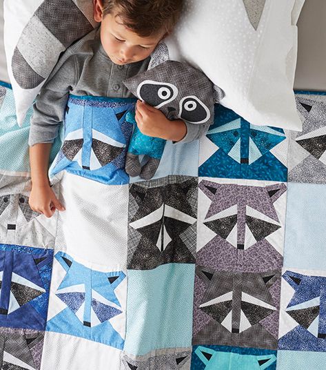 Raccoon Quilt Free Pattern designed by JoAnn Fabrics Raccoon Quilt, Boys Quilt Patterns, Pretty Quilts, Kids Quilts, Quilt Modernen, Baby Quilt Pattern, Bonnie Hunter, Quilt Care, Baby Quilt Patterns