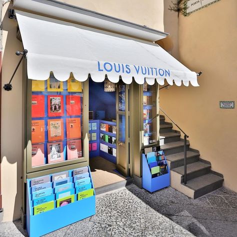 Louis Vuitton Pop Up, Pop Up Bookstore, Pop Up Retail, Pop Up Cafe, Capri Italy, Pop Up Stores, Store Displays, Store Interior, Pop Up Shops