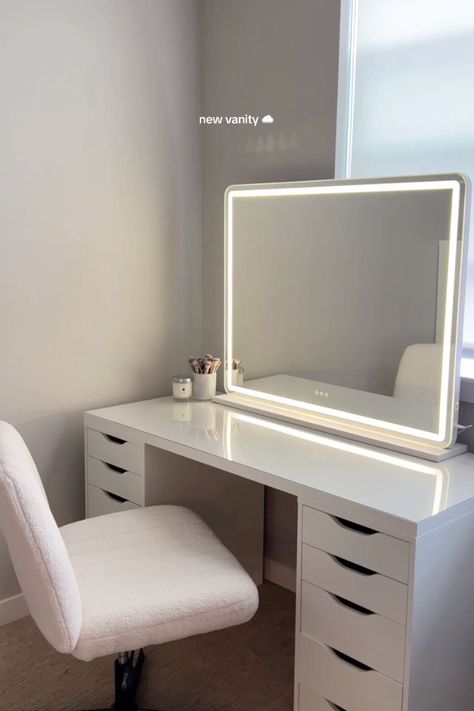 Wishlist Ideas Room Decor, Room Inspo Vanity, Room Makeover Minimalist, Bedroom Ideas Vanity, Room Inspo Minimalist, Organized Vanity, Room Decor Mirror, Desk Chair Ideas, Desk Chair White