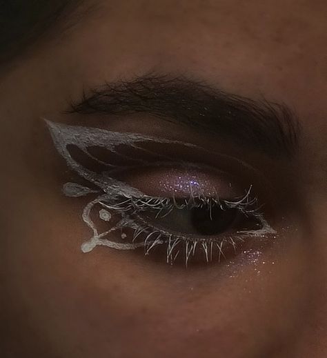 Butterfly Wings Eye Makeup, Fairy Wings Eye Makeup, Glitter Butterfly Makeup, White Lashes Makeup Look, Butterfly Wings Eyeliner, Liner Looks Makeup, Makeup Look For White Outfit, Simple Dragon Makeup, Vine Eye Makeup