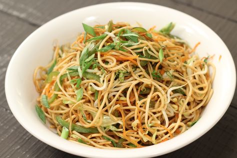 Hakka Noodles-One of the dishes invented by the Chinese when they migrated to India, & settled in Kolkata. This is a complete bowl of comfort!   #StreetFood #KhauGalliInYourKitchen Vada Pao, Indian Chinese Food, Veg Hakka Noodles, Shrimp Thai, Hakka Noodles Recipe, Spinach Noodles, Spicy Gravy, Indo Chinese Recipes, Hakka Noodles