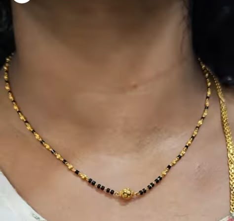 Short Nala Pusalu Gold Latest, Simple Black Beads Chain Gold, Short Nallapusalu Designs Gold, Black Beads Chain Indian, Short Mangalsutra Designs Gold Latest, Nalla Pusalu Designs Latest Short, Nallapusalu Designs Gold Short, Daily Wear Gold Mangalsutra Designs, Pretty Gold Necklaces