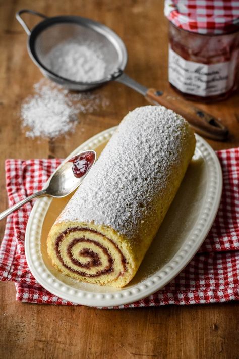 Jam Swiss Roll, Jelly Rolls Recipe, Swiss Roll Recipe, Jam Roll, Swiss Roll Cakes, Jelly Roll Cake, Swiss Roll Cake, Cake Roll Recipes, Swiss Roll