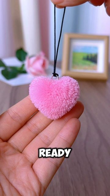 Wool Hearts Diy, Wool Art Ideas, Handcrafts Ideas, Heart Pompom, Pom Pom Heart, Yarn Heart, Diy Crafts Love, Diy Yarn Crafts, Easy Paper Crafts Diy