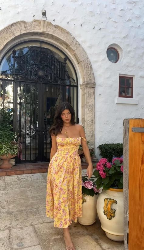 European summer corset floral dress 🌸 Plus Size Pants Outfits, Casual Outfits For Plus Size, Corset Floral Dress, Plus Size Festival Outfit, Plus Size Festival, Summer Corset, Body Positive Fashion, Italian Summer Outfits, Outfits Dress