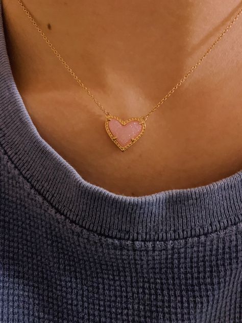 Kendra Scott Heart Necklace Aesthetic, Kendra Scott Aesthetic, Kendra Scott Necklace Aesthetic, Kendra Scott Heart Necklace, Accessory Reference, Jewelry Stack, Necklace Aesthetic, Necklace Outfit, Preppy Jewelry