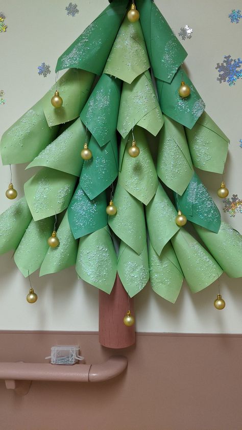 Paper Christmas Tree Bulletin Board, 3d Christmas Tree Bulletin Board, Christmas Tree Bulletin Board, Tree Bulletin Board, Winter Party Games, Christmas Tree Paper Craft, Bulletin Board Tree, December Ideas, Classroom Christmas Decorations