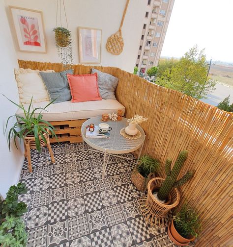 cozy small balcony ideas - Pesquisa Google Cactus Balcony, Balcony Ikea, Japandi Balcony, Ikea Balcony, Modern Balcony Design, Balcon Mic, Small Apartment Balcony Ideas, Balkon Decor, Diy Balcony