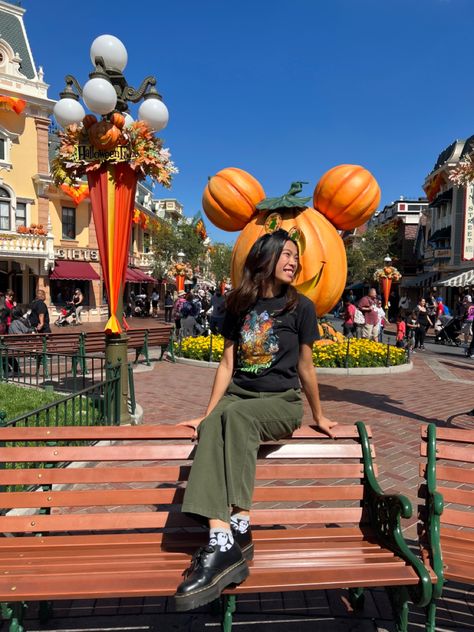 Autumn Theme Park Outfit, Disneyland Pumpkin Pictures, Disney Fall Pictures, Disney Fall Outfit Ideas, Disneyland Photoshoot Ideas, Disneyland Fall Outfit, Disneyland October Outfits, Dollywood Park Outfit, Disney Outfits Halloween