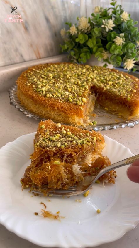 Kunafa Recipe, Ramadan Desserts, Arabic Desserts, Cold Appetizers, Favorite Dessert, Cheese Appetizers, Toasted Walnuts, Butter Cake, Grated Cheese