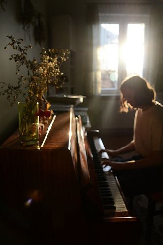 The Art Of Holding On Piano Photography, Era Victoria, Fotografi Vintage, Photographie Portrait Inspiration, Foto Poses, Trik Fotografi, Music Aesthetic, Academia Aesthetic, Through The Window