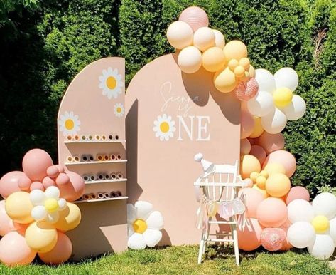 1st Bday Daisy Theme, Daisy First Birthday Decor, Birthday Party Arch Backdrop, Halsey Birthday, Groovy One Backdrop, Daisy Party Theme 1st Birthdays, Daisy First Birthday Theme, Daisy Balloon Arch, Daisy Birthday Theme