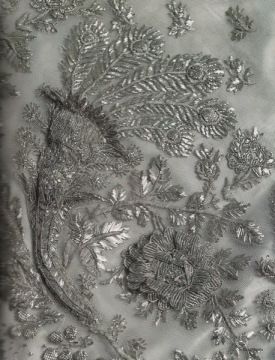 Silver embroidery on net on Empress Josephine's court gown. Image @Steph Long Guillotine Chateau De Malmaison, Tambour Beading, Muslin Dress, Tambour Embroidery, Court Dresses, Silver Embroidery, Regency Fashion, Costura Diy, Couture Embroidery