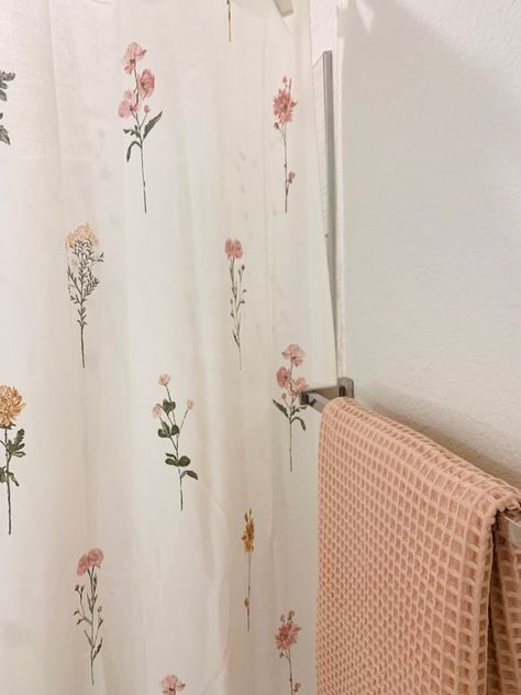 Flower Decor Bathroom, Flower Shower Curtain Bathroom Decor, Boho Pink Bathroom Ideas, Pink Bathroom With Plants, Small Floral Bathroom, Flower Bathroom Aesthetic, Pink And Green Boho Bathroom, Cute Simple Bathroom Ideas, Pink Floral Boho Bedroom