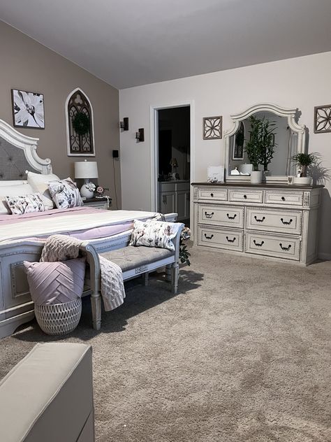 White Furniture Bedroom Colour Schemes, Bedroom With White Furniture, Mtv Cribs, Neutral Bedroom Decor, Classy Bedroom, Makeover Bedroom, Dinner Room, Decor 2024, White Bedroom Furniture