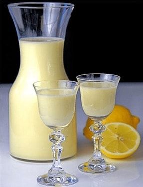 La crème de limoncello est une crème alcoolisée à base de lait entier, citron, sucre, alcool pur et vanille. Le limoncello ou limonello est une liqueur deLire la suite Cream Limoncello Recipe, Italian Limoncello Recipe, Limoncello Desserts, Flavored Alcohol, Limoncello Recipe, Homemade Limoncello, Homemade Liquor, Liquor Recipes, Whisky Drinks