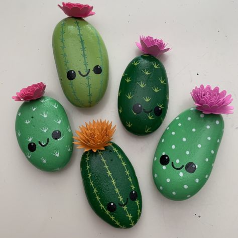 Tiny Rock Painting Ideas, Cactus Rocks Painted, Painted Rock Cactus, Rock Cactus, Garden Rock Art, Diy Rock Art, Stone Art Painting, Cactus Painting, Painted Rocks Kids