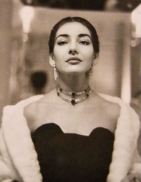 Maria Callas ( hst.mc on Instagram) Maria Callas Jewelry, Maria Callas Style, Carol Kane, Fantasy Party, Francis Picabia, Classic Hollywood Glamour, Singer Fashion, Maria Callas, Soft Dramatic