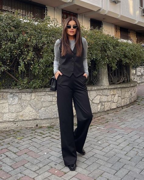 Winter Outfits Office, Black Waistcoat Outfit, Vest Outfits For Women Winter, Graduation Hijab, Waistcoat Outfit Women, Vest Top Outfits, Black Vest Outfit, Cold Winter Outfits, Waistcoat Outfit