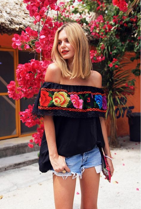 What to Wear to Your Cinco de Mayo Fiesta via @WhoWhatWear Mexican Fashion, Fest Outfits, Mode Hippie, Quoi Porter, Hippie Look, Looks Black, Outfit Trends, Estilo Boho, Mode Inspiration