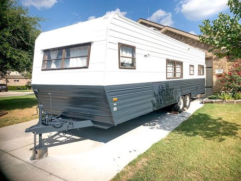 Travel Trailer Exterior Paint Ideas, Rv Exterior Ideas, Camper Exterior Paint, Rv Exterior Remodel, Rv Nursery, Rv Exterior Paint, Trailer Exterior, Farmhouse Camper, Camper Exterior