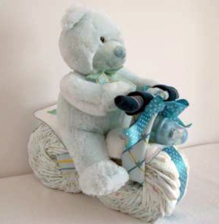 DIY Motorcycle Diaper Cake ok who is having a kid soon so I can make this for the shower??? Baby Shower Nappy Cake, Diaper Cake Ideas, Motorcycle Diaper Cake, Diaper Motorcycle Cake, Unique Diaper Cakes, Diaper Gifts, Idee Babyshower, Nappy Cake, Diaper Cake Boy