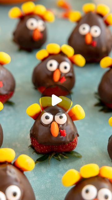 Britni V | Play Party Plan on Instagram: "More turkey treats for Thanksgiving! All you need are strawberries, chocolate, candy corn, and candy! 🦃🍓 #chocolatecovered #thanksgivingfood #cutefood #partyfood #partyfoodideas #thanksgivingtreats" Candy Corn Thanksgiving Treats, Chocolate Turkey Thanksgiving Treats, Strawberry Turkey Chocolate, Candy Corn Turkey, Strawberry Turkeys, Treats For Thanksgiving, Cute Thanksgiving Desserts, Candy Turkeys, Corn Thanksgiving