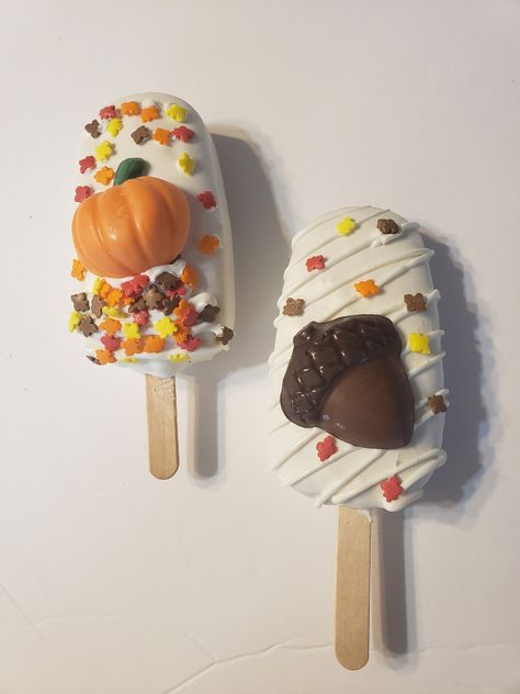 Delicious vanilla cake popsicles are dipped in milk chocolate, white chocolate or orange (vanilla flavored) chocolate. they are topped with handmade candy of your choice then sprinkled with fall sprinkles.  These cakes are made to order every time so they are always fresh and perfect for a party or a gift. All cakes last 2 weeks/3 weeks if refrigerated.   2bakinmommas is not responsible for melted chocolate. Fall Sprinkles, Fall Theme Cakes, Halloween Cakepops, Caramel Pretzel Bark, Thanksgiving Cake Pops, Fall Cake Pops, Cake Popsicles, Pretzel Bark, Thanksgiving Cake