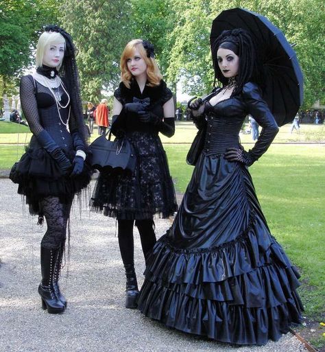 The Goth Subculture. Ideas. Fete Emo, Gothic Fashion Victorian, Gothic Type, Burlesque Vintage, Gothic Mode, Goth Subculture, Victorian Goth, Goth Women, Goth Beauty