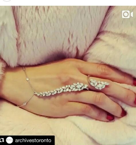 Diamond Hathphool, Hand Harness, Expensive Diamond, Hand Chain Bracelet, Gold Necklace Indian, Gold Jewelry Simple Necklace, Gold Necklace Indian Bridal Jewelry, Jewellery Sketches, Gold Rings Fashion