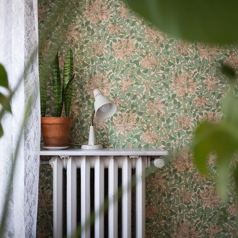 Hannele Piirainen 🌿 on Instagram: “I sovrummet.” Honeysuckle Wallpaper, William Morris Honeysuckle, Wallpaper Decor, William Morris, Beautiful Wallpapers, Bird Feeders, Wind Chimes, Kids Room, Outdoor Decor