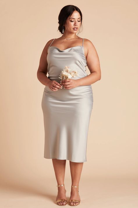 This Birdy Grey Lisa midi bridesmaid dress is a simple slip that is reminiscent of the 90s. It comes in four metallic shades of gold, rose gold, champagne, and this silver is perfect for a modern bridal party. Pair with delicate jewelry and sandals for a minimalist summer wedding. Here is more bridesmaid dress fashion like this. // Photo: Birdy Grey Chic Bridesmaid Dresses, Dress In, Birdy Grey, Plus Size Bridesmaid, Black Bridal, Party Dresses Online, Bridal Party Dresses, Bridesmaid Dresses Plus Size, Curvy Model