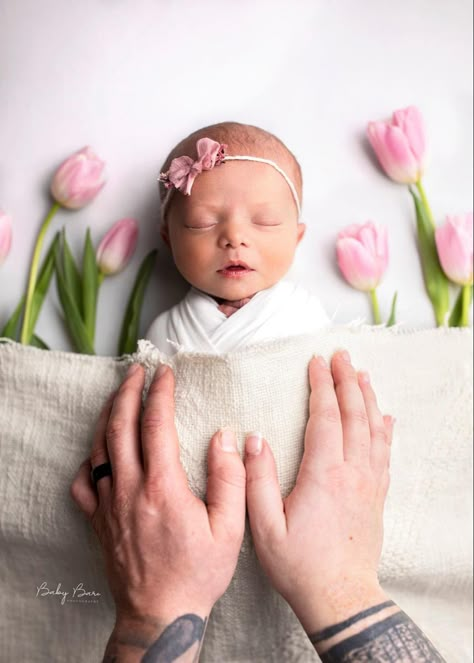 Newborn Bunny Photoshoot, Flower Newborn Photography, Newborn Baby Girl Photoshooting, Newborn Photos With Flowers, Newborn Photoshoot Ideas Girly, Baby Flower Photoshoot, Summer Newborn Photoshoot, Newborn Photography Girly Ideas, Easter Newborn Photoshoot