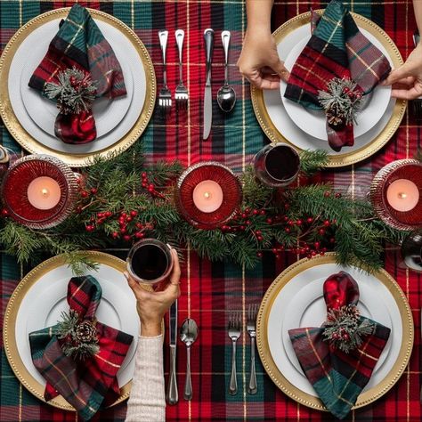 Christmas Salad Plates, Christmas Traditions Family, Christmas Dinner Table, Winter Mood, Tartan Christmas, Twas The Night, Christmas Tablescapes, Christmas Dining, Christmas Table Settings