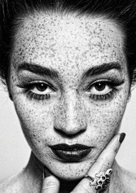 Circa 1960 © The Irving Penn Foundation Irving Penn, Freckle Face, People Of The World, Interesting Faces, 인물 사진, White Photo, White Photography, 그림 그리기, Urban Decay